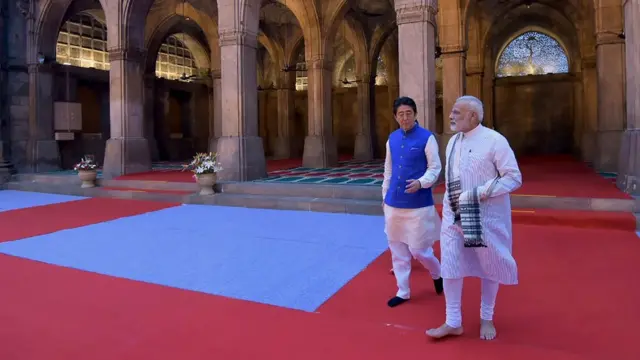 นายกรัฐมนตรีอินเดียและญี่ปุ่นมีสายสัมพันธ์ที่แน่นแฟ้น ผู้เชี่ยวชาญต่างมองว่าความสัมพันธ์นี้เป็นการผนึกกำลังต่อต้านการที่จีนแผ่ขยายอิทธิพลในทวีปเอเชีย