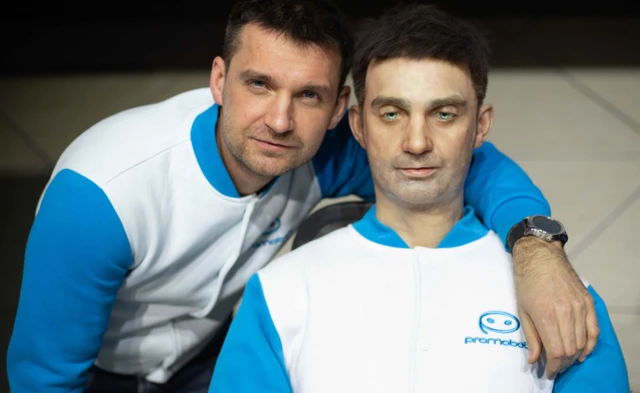 የቴሌቪዝን ጣቢያ መስራች አሌክሲ ዩዘሀኮቨ (ግራ) እና አሌክስ ሮቦቱ