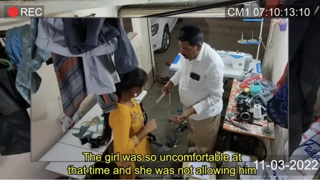 Salah satu video buatan VenkatSeepana mendramatisasi adegan seorang penjahit yang berbuat tidak senonoh terhadap perempuan.