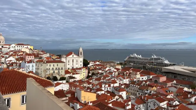 vistajogar buraco online ilimitado gratisLisboa, com diversas casas e rio Tejo ao fundo