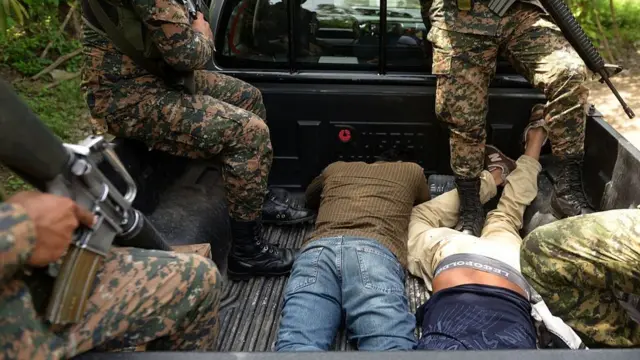 Supuestos pandilleros capturados en El Salvador