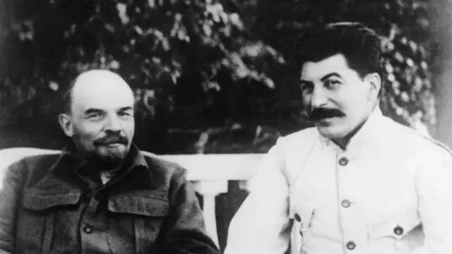 Владимир Ленин и Иосиф Сталин в Горках, июль 1922 года