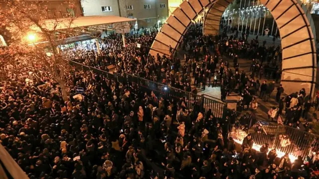 تجمع اعتراضی دانشجویان دانشگاه امیرکبیر در تهران، پس از اعلام اصابت موشک از سوی پدافندهوایی سپاه به هواپیمای اوکراینی.