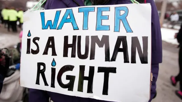 أثارت قضية تلوث المياه في مدينة "فلينت" بولاية ميتشغان احتجاجات واسعة