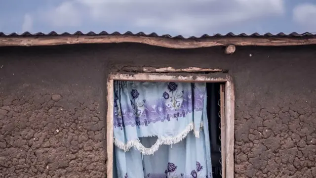 Kuća pripada Mališu Justinu i njegovoj porodici u Bibi bibi kampu