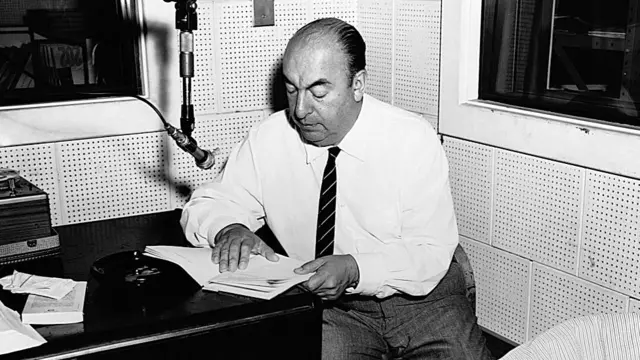Neruda recitando sus peosías.