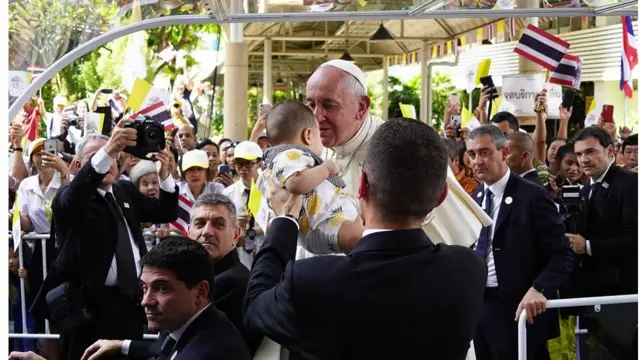 สมเด็จพระสันตะปาปาฟรานซิสจุมพิตเด็ก