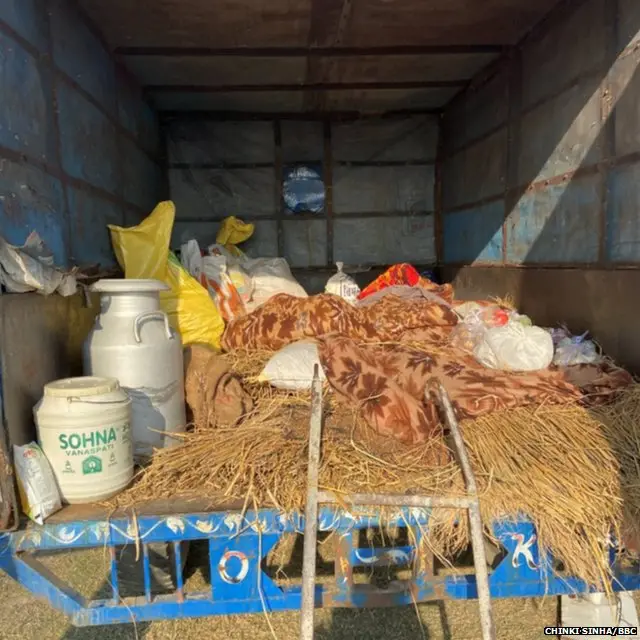 किसान विरोध प्रदर्शन में एक ट्रक में भरा सामान