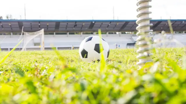 Bolajogo de uno onlinefutebol no cantojogo de uno onlineum campo com gol o fundo