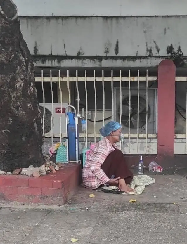 ရန်ကုန်ဆေးရုံကြီးရှေ့က လူနာပုံ