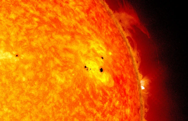 (ภาพจากฝีมือศิลปิน) การนับจำนวนจุดมืดบนดวงอาทิตย์ช่วยให้คำนวณการเริ่มต้นและสิ้นสุดวัฏจักรสุริยะแต่ละรอบได้