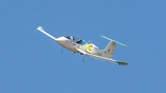 طائرة بمحرك كهربائي