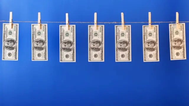 Доллары сохнут на веревке