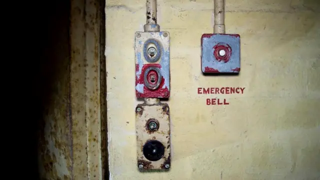 Кнопка сигнала тревоги в "комнате-укрытии" в Дрейклоу, лишенной окон и защищенной тяжелой стальной дверью