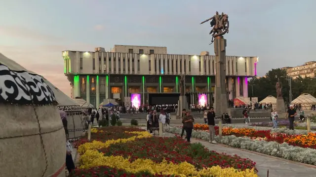 Статуя Манаса в Бишкеке