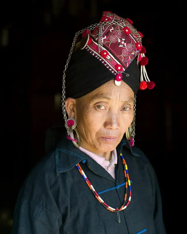 Les Akha Oma de la province de Phongsali, au Laos, créent des robes et des coiffes traditionnelles exquises.