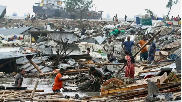 প্রবল বাতাসে চট্টগ্রামের এই হাটটি ভেঙ্গে পড়ে যায়।