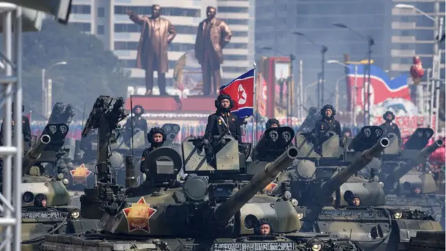 Törenin başrolünde askerler ve askeri tanklar vardı.