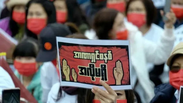 စစ်အာဏာရှင်စနစ်ကို နည်းမျိုးစုံနဲ့တွန်းလှန်နေရာမှာ လူမှုဒဏ်ခတ်ခြင်းနည်းလမ်းလည်း တခုပါဝင်