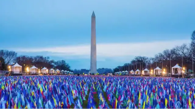 پرچم هایی که پیش از مراسم سوگند در واشنگتن نصب شده است