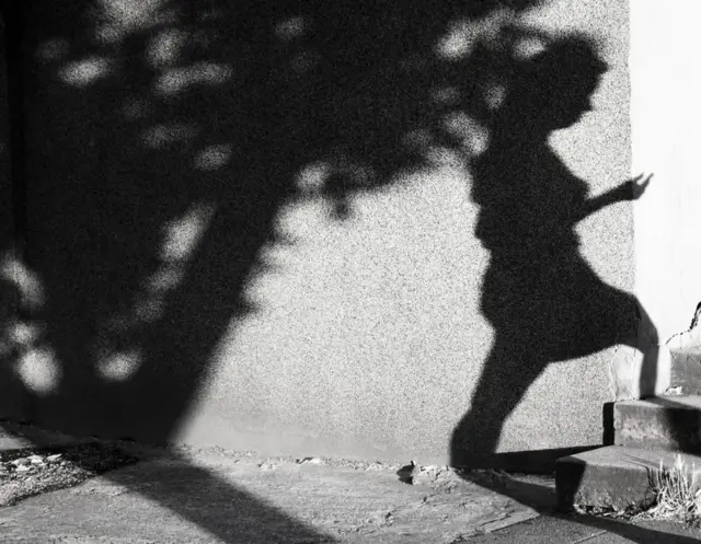 Sombra de mujer.