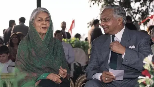 కుమారుడు కల్నల్ భవానీ సింగ్‌తో గాయత్రీ దేవి