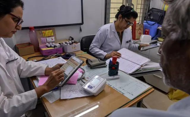 તબીબ અને નર્સોની તસવીર