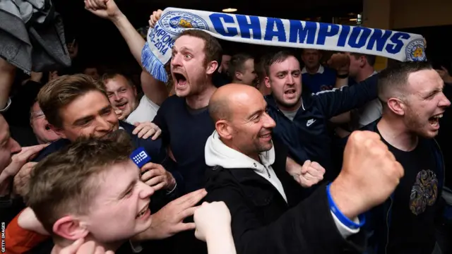 レスター市内のパブやバーはサポーターであふれた