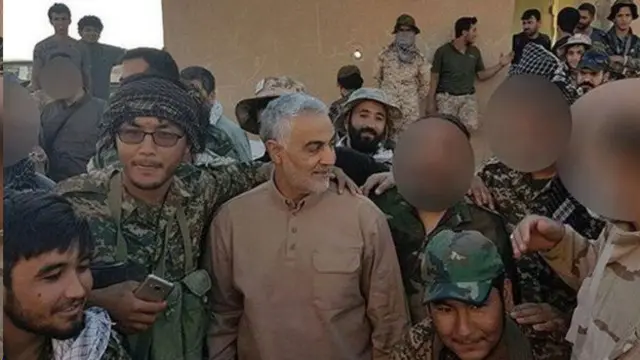 قاسم سلیمانی در جمع نیروهای لشکر فاطمیون که متشکل از نیروهای افغان است (زمان نا معلوم)