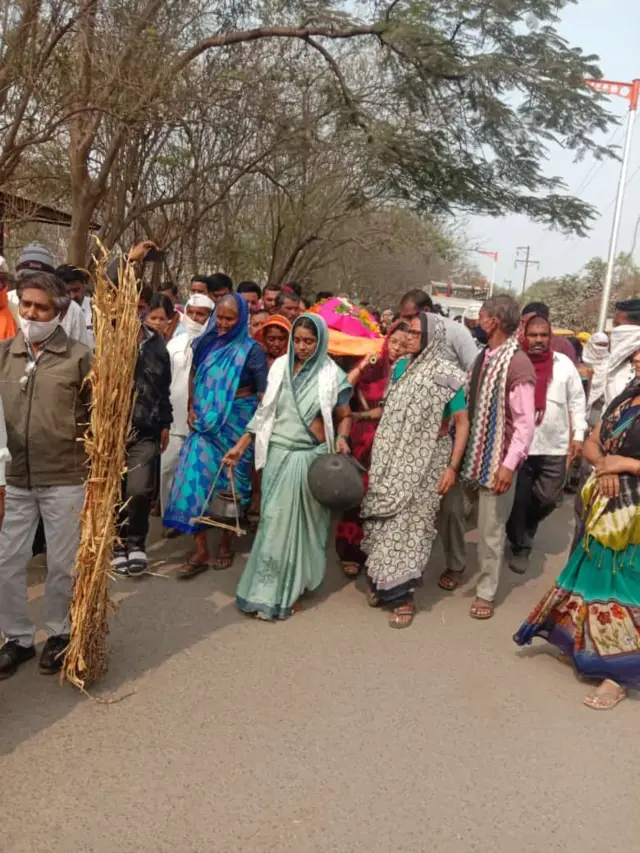 चंद्रभागाबाई साकळे यांच्या पार्थिवाला मुलींनी खांदा दिला.