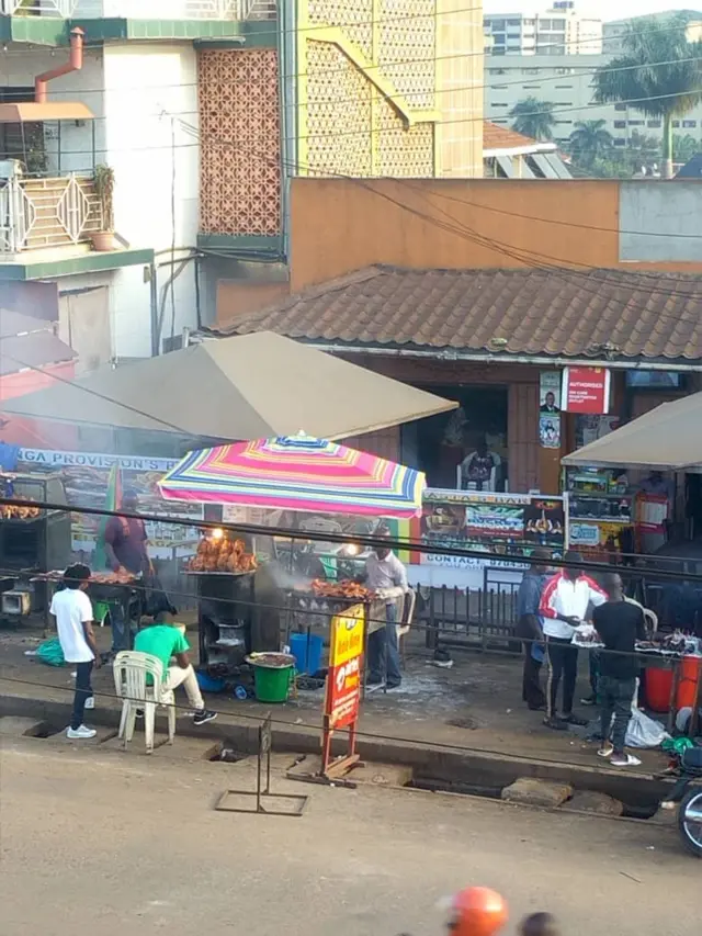 ኣብ ጎዶና ኮይኖም ዝበሰላ ድርሁ ዝሸጡ ሽቓጦ