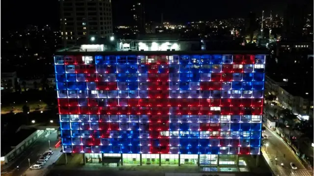 Di Tel Aviv Municipality building for Israel dey lit up like Union Jack flag