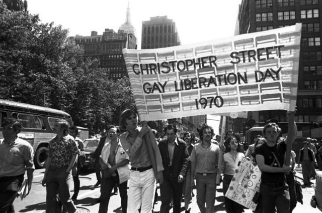 克里斯托弗大街解放日当天——即石墙时间过去整整一年后，人们在格林尼治村开始游行