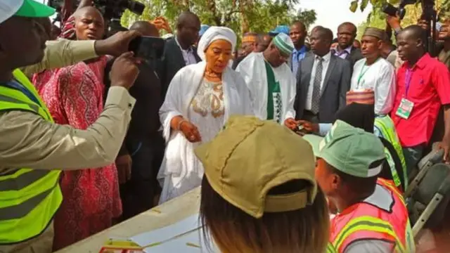 Atiku Abubakar da daya daga cikin matansa, Titi