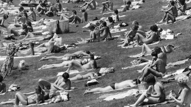Nudistas en una playa de la RDA en la década de los 80.