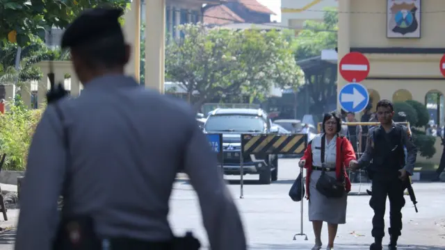 Polisi memgevakuasi Pegawai Negeri Sipil dari Polrestabes Surabaya setelah terjadi ledakan, Surabaya, Jawa Timur, Senin (14/5). Ledakan terjadi pada Senin (14/5) pagi di depan pos penjagaan pintu masuk Polrestabes Surabaya.