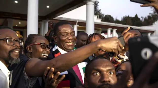 Prezida wa Zimbabwe Emmerson Mnangagwa ari kumwe n'abamushigikiye