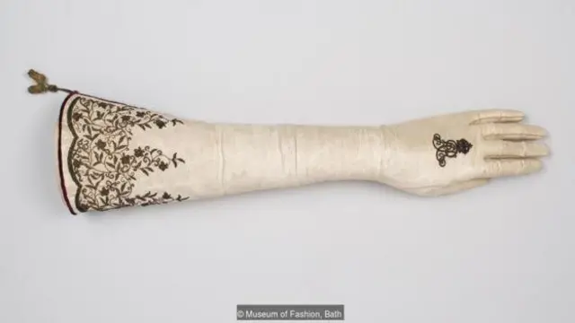 Sarung tangan penobatan Alexandra yang dipamerkan di pameran Royal Women