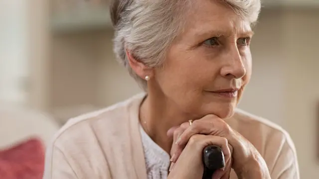 Mujer con un bastón