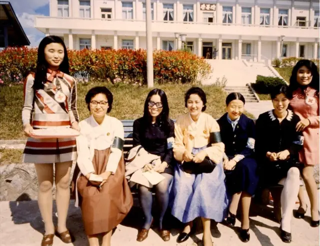 1971년 남북적십자 제1차 예비회담(중감위회의실)의 한국 기자들과 북한 기자들의 담소