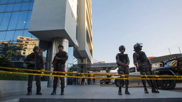 Policías frente a la sede de Odebrecht