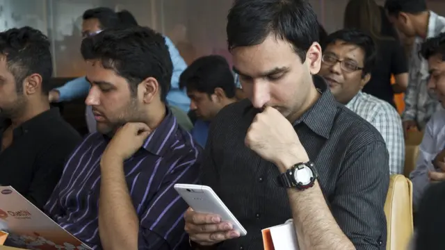 ভারতে শস্তার অ্যান্ড্রয়েড ফোন এখন লোকের হাতে হাতে