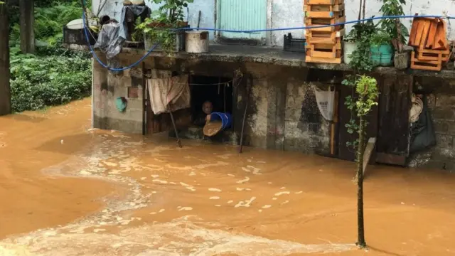 Evlerin dere yataklarına yapılması ve binaların sıfır giriş inşa edilmesi sonucu evlerin bodrum katlarında taşkınlar yaşanıyor.