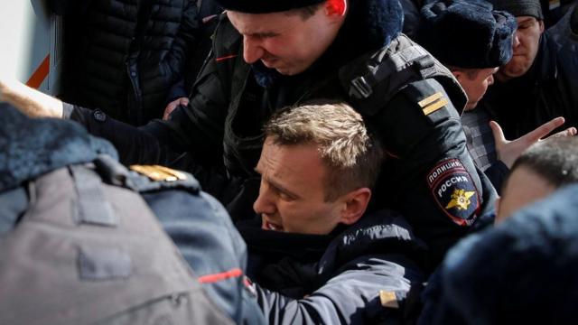 Alexei Navalny siendo detenido