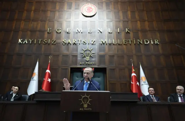 Cumhurbaşkanı ve AKP Genel Başkanı Recep Tayyip Erdoğan, partisinin meclis grup toplantısındaki konuşmasında "Kimse, ister burada, ister orada olsun benim Kürt kardeşimin iradesini ipotek altına alamaz, Kürtlerin tek temsilcisiymiş gibi konuşamaz" dedi.