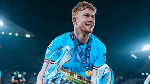 کوین دبروینه طرفدار لباس‌های اجق‌وجق هالند نیست و مهاجم هلندی هم می‌گوید دبروینه «بد لباس می‌پوشد.»