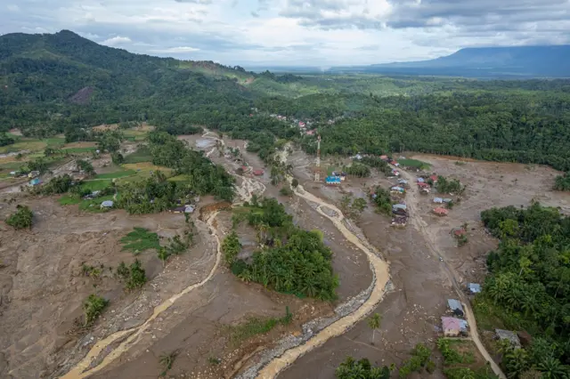 Foto udara kondisi permukiman Jorong Kayu Pasak yang rusak akibat banjir bandang di Nagari Salareh Aia, Palembayan, Agam, Sumatera Barat, Minggu (30/11/2025).