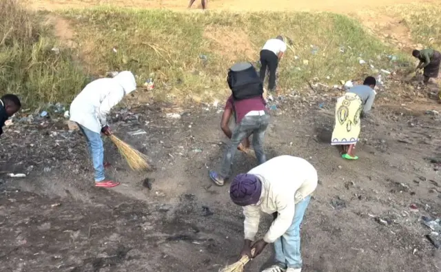 Aworan awọn ọdọ to n ṣe imọtoto