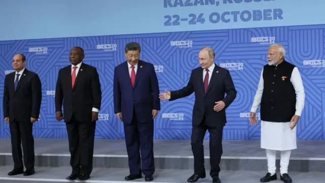 Presiden Mesir Abdel Fattah al-Sisi, Presiden Afrika Selatan Cyril Ramaphosa, Presiden Cina Xi Jinping, Presiden Rusia Vladimir Putin, dan Perdana Menteri India Narendra Modi menghadiri foto bersama selama KTT BRICS di Kazan pada tanggal 23 Oktober 2024.