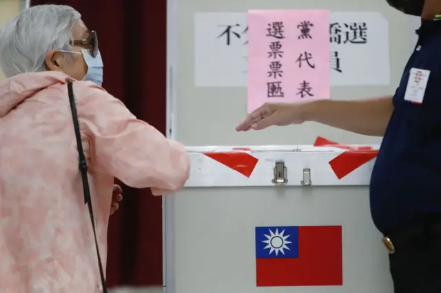 一名女士正在參與國民黨主席選舉投票。